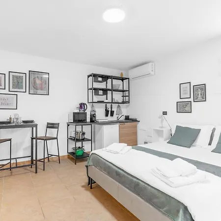 Garda House - Free Pool And Parking