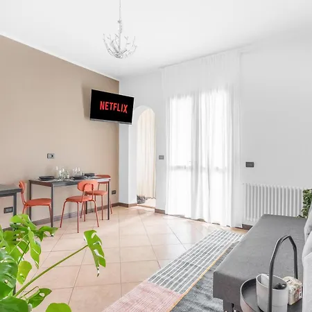 -free Pool And Parking- Garda House
